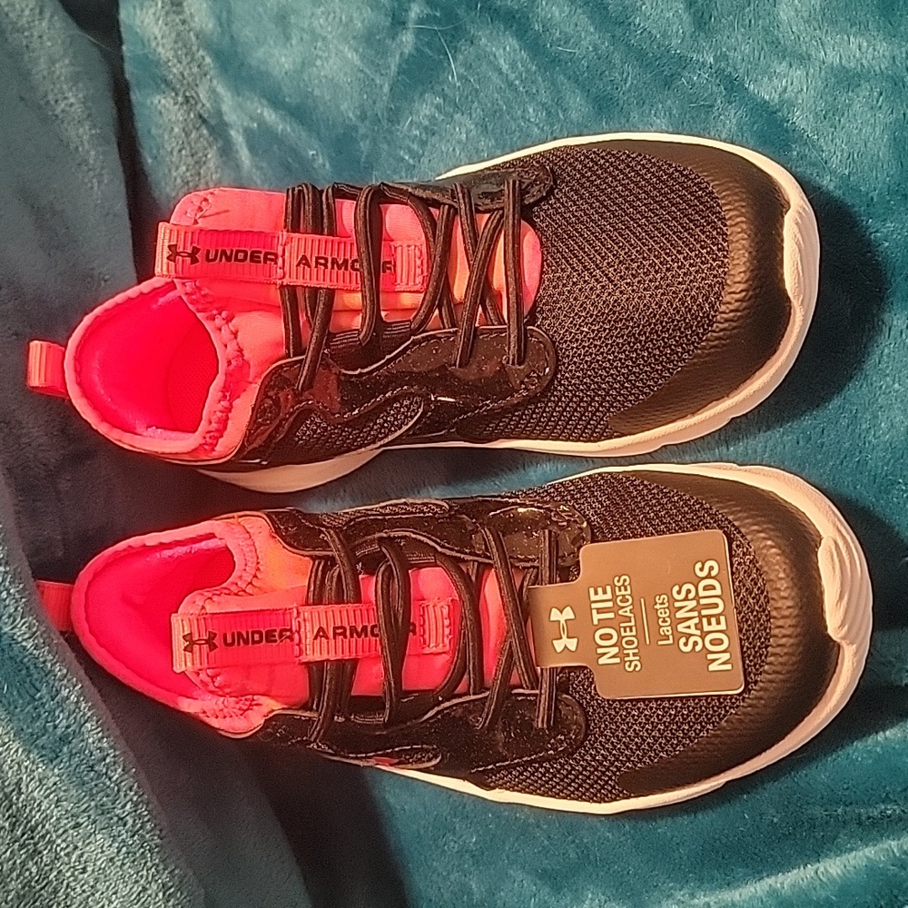 Girl Under Armour Black/Hot Pink Sneakers size 2Y